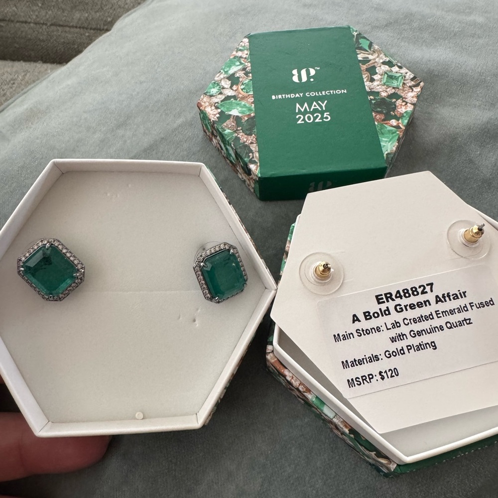 A Bold Green Affair Stud Earrings (Hematite Plating) 💚